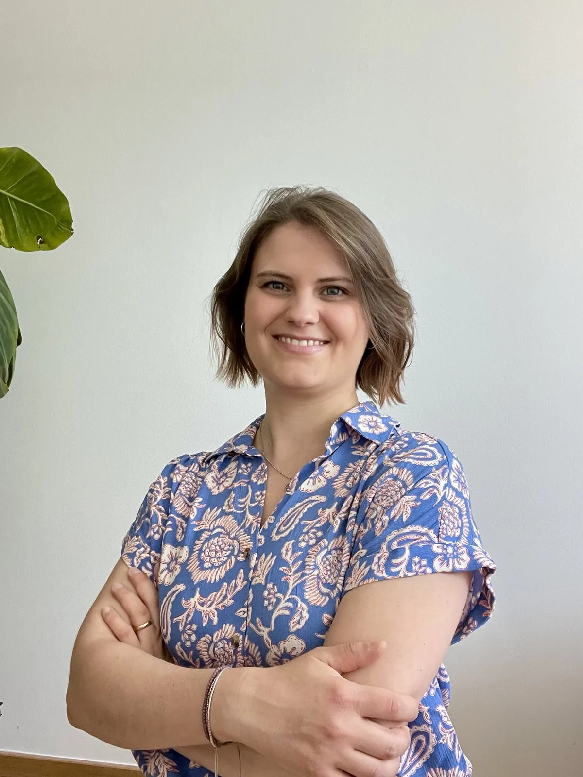 Mareike Burgdörfer, eine Frau mit kinnlangen braunen, glatten Haaren und blauen Augen lächelt in Kamera.